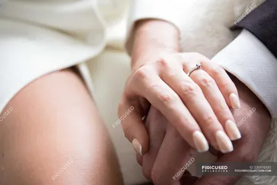 Красивая женская рука с обручальным кольцом на фото