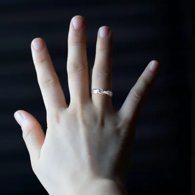 Женская рука с красивым обручальным кольцом: фото на память