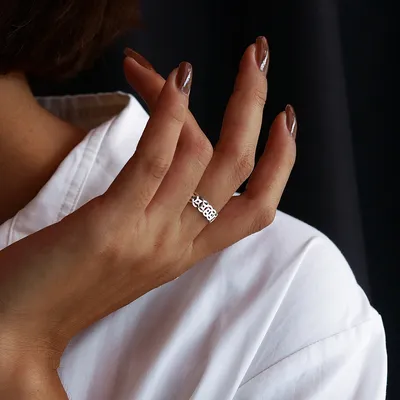 Обручальное кольцо на женской руке: фото для свадебного альбома