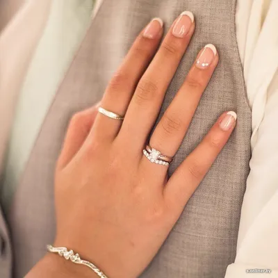 Женские руки с обручальным кольцом: изображение в формате PNG
