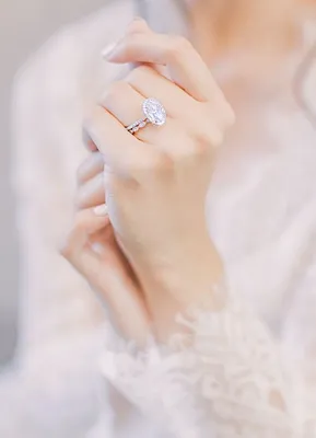Женские руки с обручальным кольцом на красивой фотографии