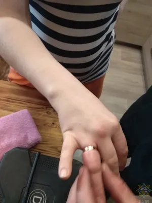 Женские руки с обручальным кольцом на фото в формате JPG