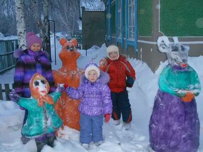 Счастливая семья играет и смеется зимой на открытом воздухе в снежном  городском парке зимний день | Премиум Фото