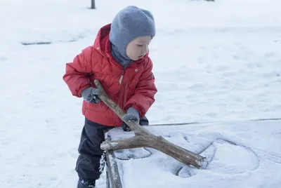 Раскраска зима дети в лесу...