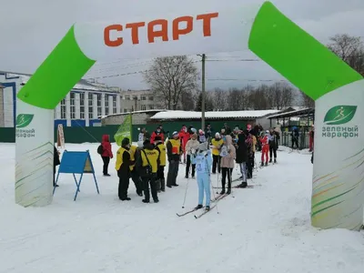 Мальчик Скольжения Вниз По Склону На Блюдце Саней На Открытом Воздухе,  Зимний День, Покататься С Горки, Зимние Игры И Развлечения Фотография,  картинки, изображения и сток-фотография без роялти. Image 66972097