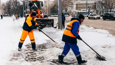 Группа людей фотографирует на смартфоне Зимний снежный горный лес, юные  друзья Рождественский праздник стоковое фото ©mast3r 171286826