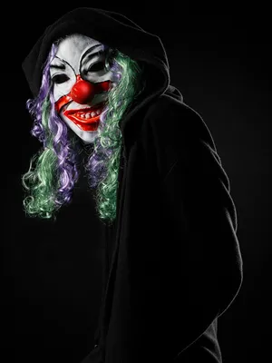 Фотография Злой клоун с темным фоном