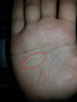 Фото знака ведьмы на руке: уникальная детальность