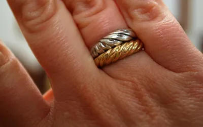 Золотое кольцо на руке: фотка для дизайна