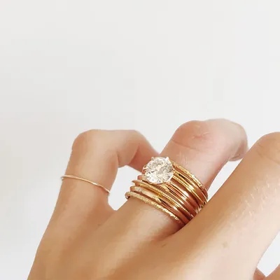 Кольцо на пальце: фото в женском стиле