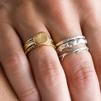 Золотое кольцо на руке: скачать в JPG формате