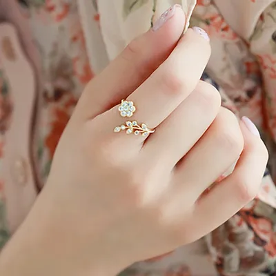 Фотография золотого кольца на руке