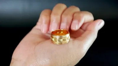 Изображение роскошного золотого кольца на руке