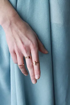 Золотое кольцо на руке: изображение в формате PNG