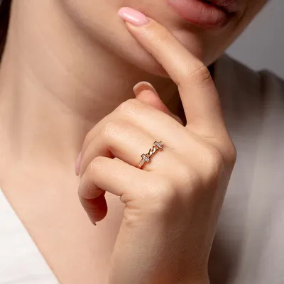 Роскошное золотое кольцо на руке: картинка для декора