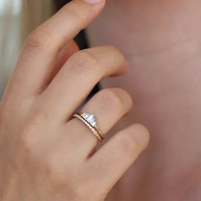 Золотое кольцо на женской руке: скачать WebP
