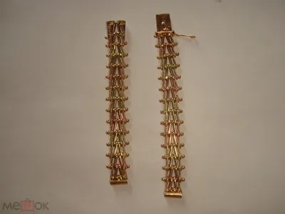 Изображение золотого браслета на женской руке с бриллиантами