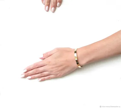 Изображение золотого браслета на руку
