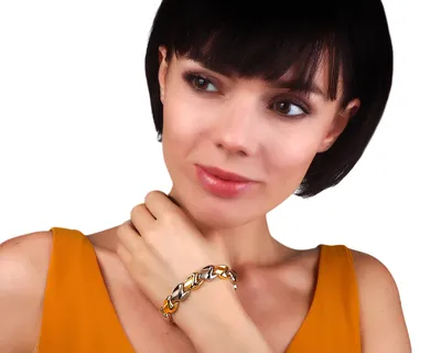 Изображение золотого браслета на руке с белыми жемчужинами