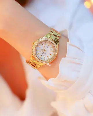 Золотые часы на руке: фотография с элегантностью
