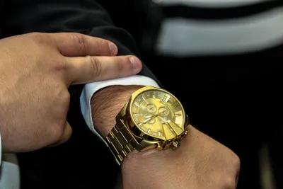Золотые часы на руке: фото в высоком разрешении