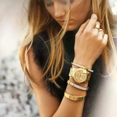 Золотые часы на руке: фото в формате WebP