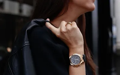 Изображение золотых часов на руке: идеальный элемент дизайна