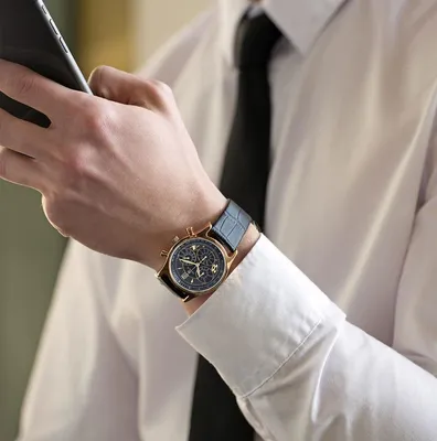 Фотография золотых часов на руке: уникальный аксессуар