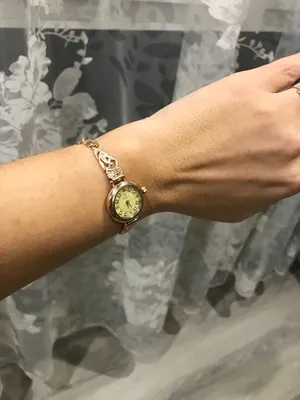 Золотые часы на руке: стильный аксессуар на фото