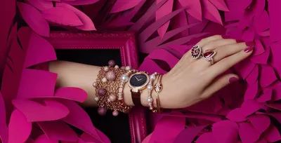 Золотые браслеты на руке: фото для рекламы ювелирных изделий