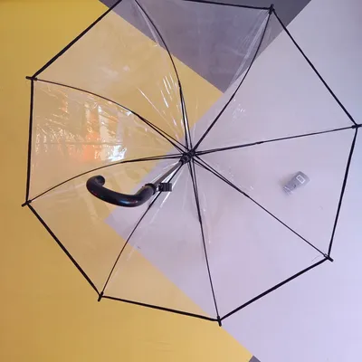 Фотография человека, держащего зонтик во время дождя в оттенках серого ·  Бесплатные стоковые фото